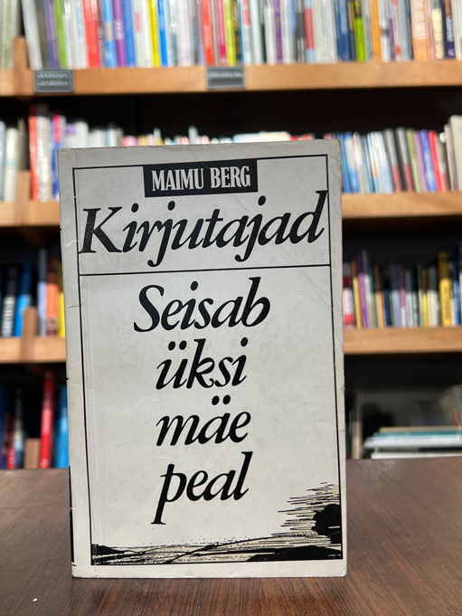 Kirjutajad. Seisab üksi mäe peal